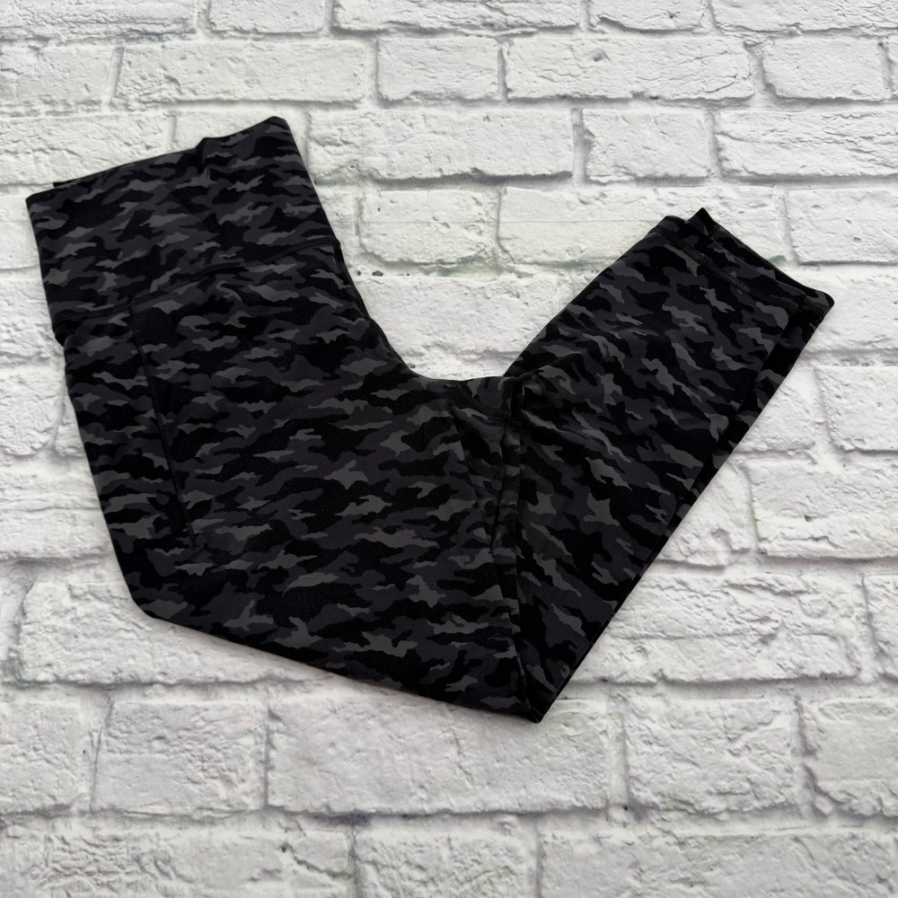 Athleta Salutation Stash Pocket II Printed 7/8 Tight Grey Black Camo Large